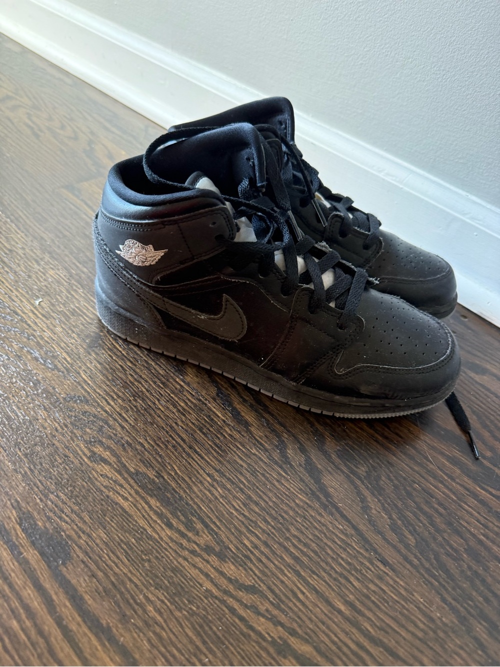 Nike Kids Black High-Top Sneakers with Wing Logo, great cond